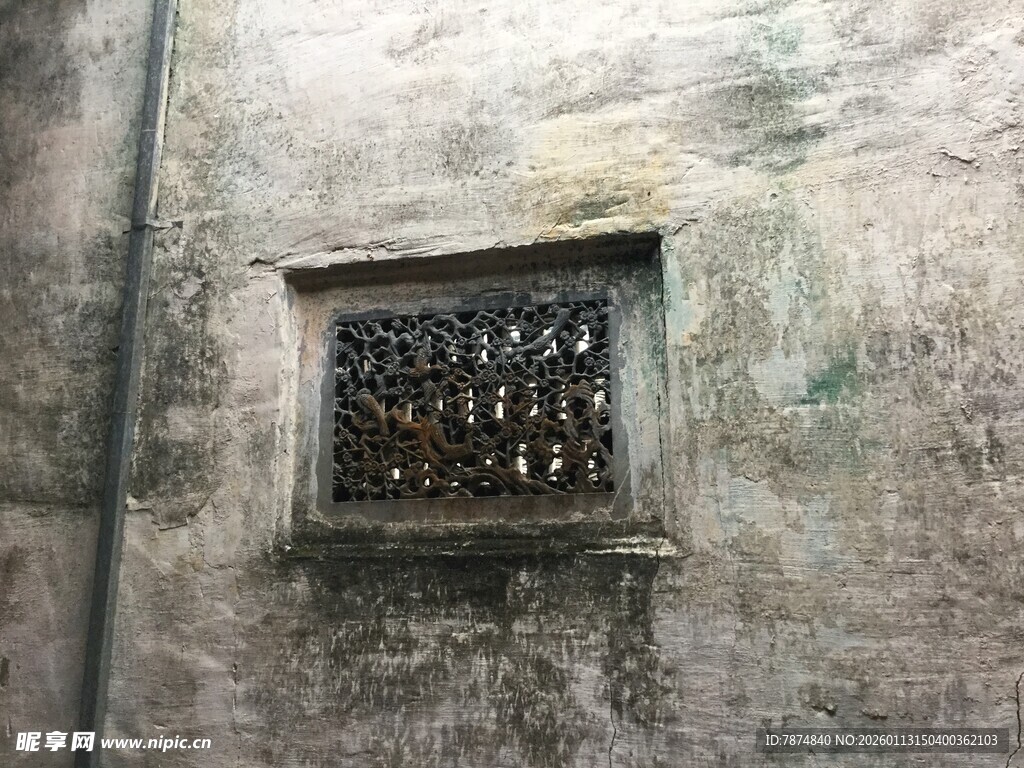 老旧墙面带铁栏的小窗