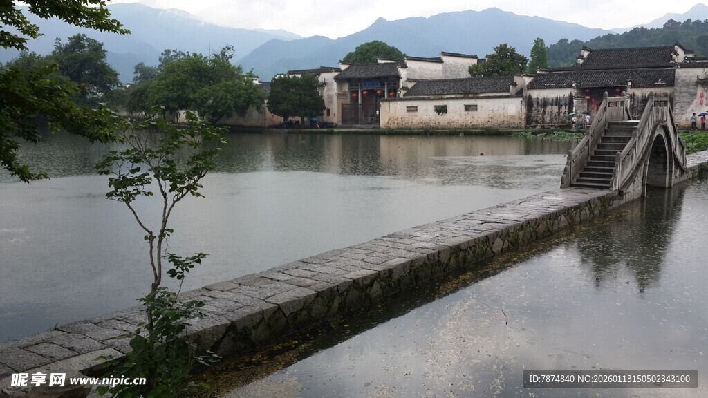 水乡石桥畔的宁静景致
