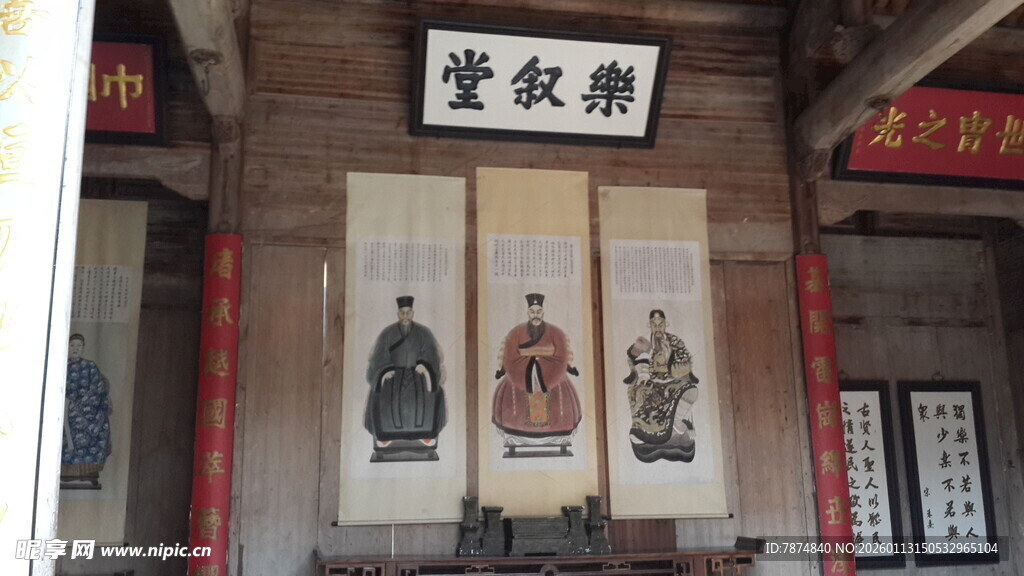 古堂内的人物画像展示