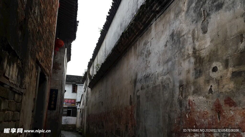 古老小巷的斑驳墙面