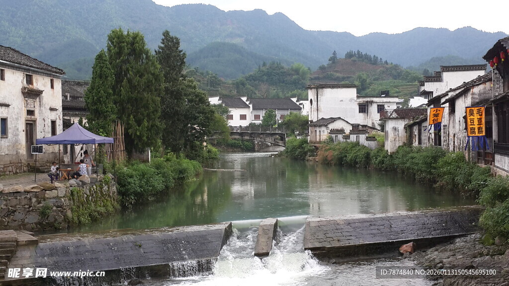 江南水乡溪流旁的村落