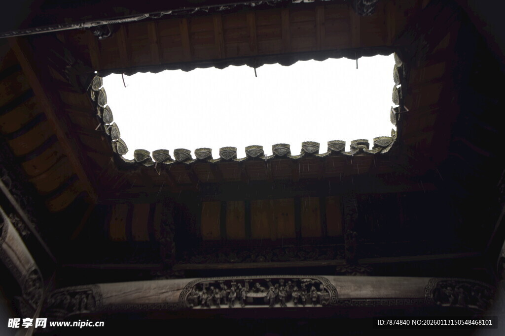 古建天窗下的光影世界