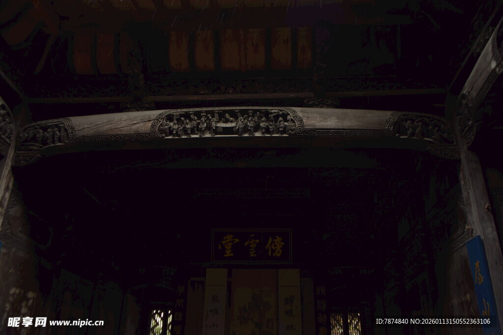 昏暗室内的金属结构