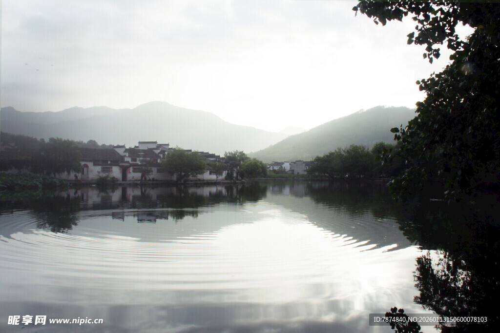 宁静山水间的静谧湖泊