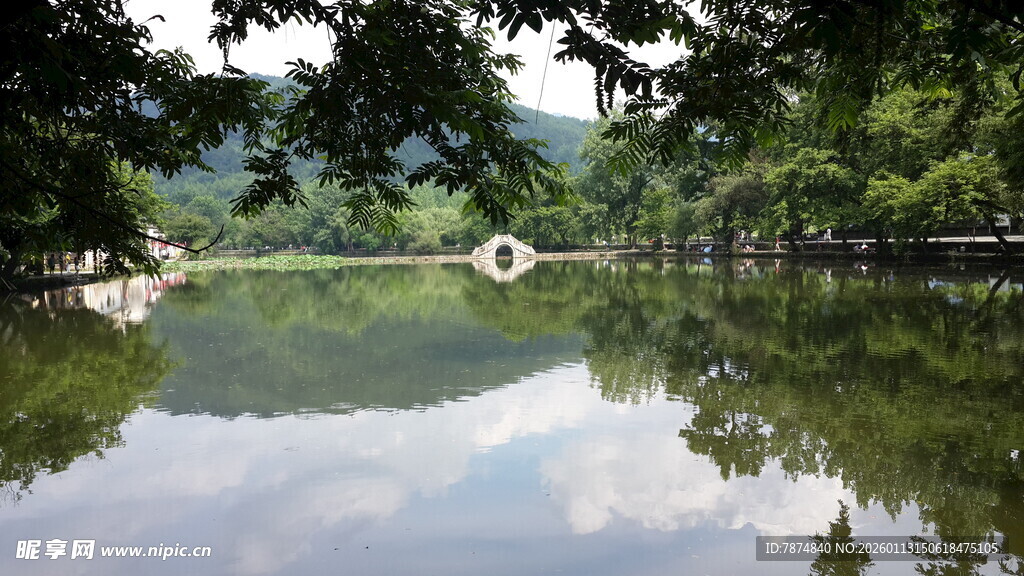 宁静湖畔的自然倒影美景