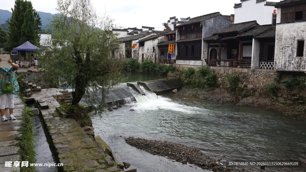 溪边古村落景致