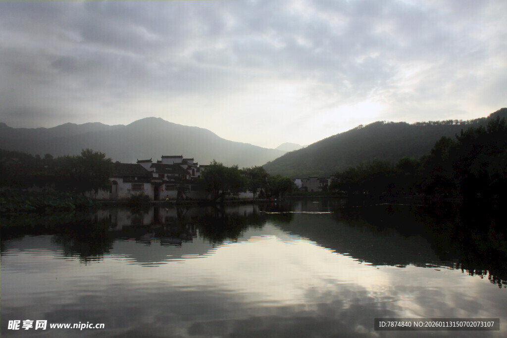 湖光山色间的静谧美景