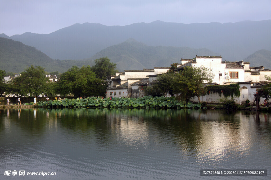 湖畔村落 山水相依的美景