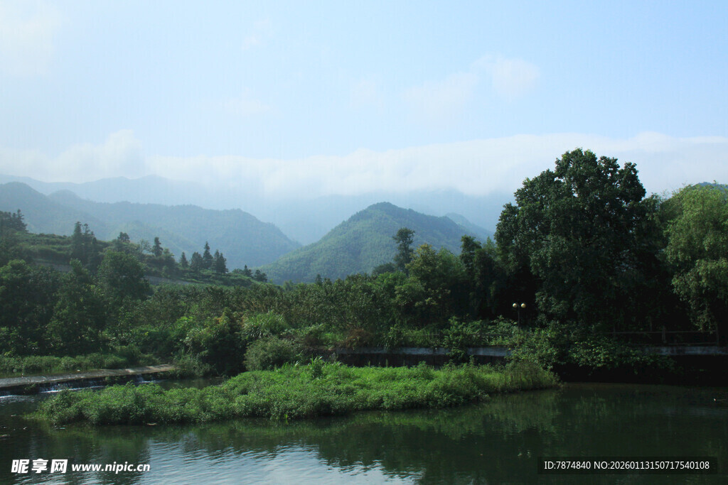 山水相依的静谧自然景观