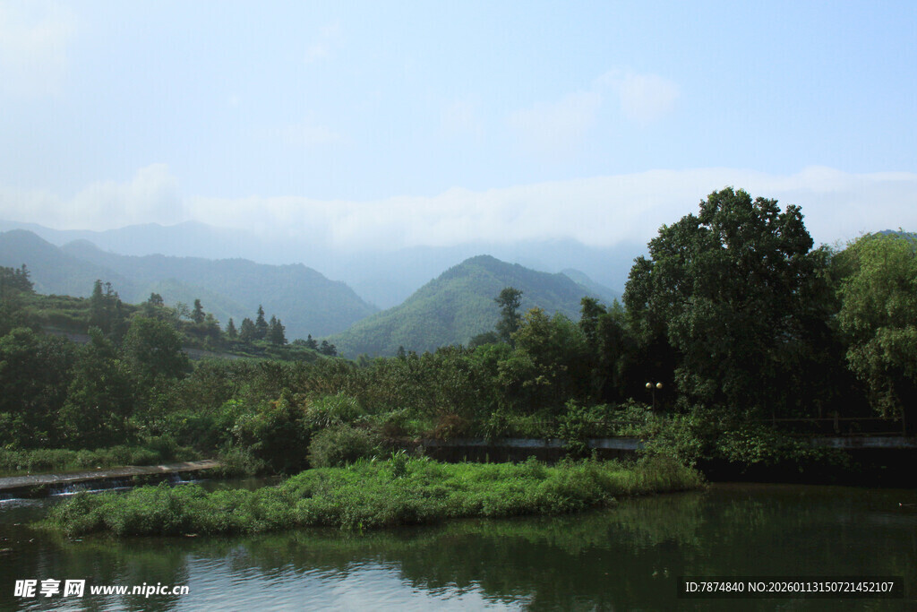 湖畔青山绿树美景如画