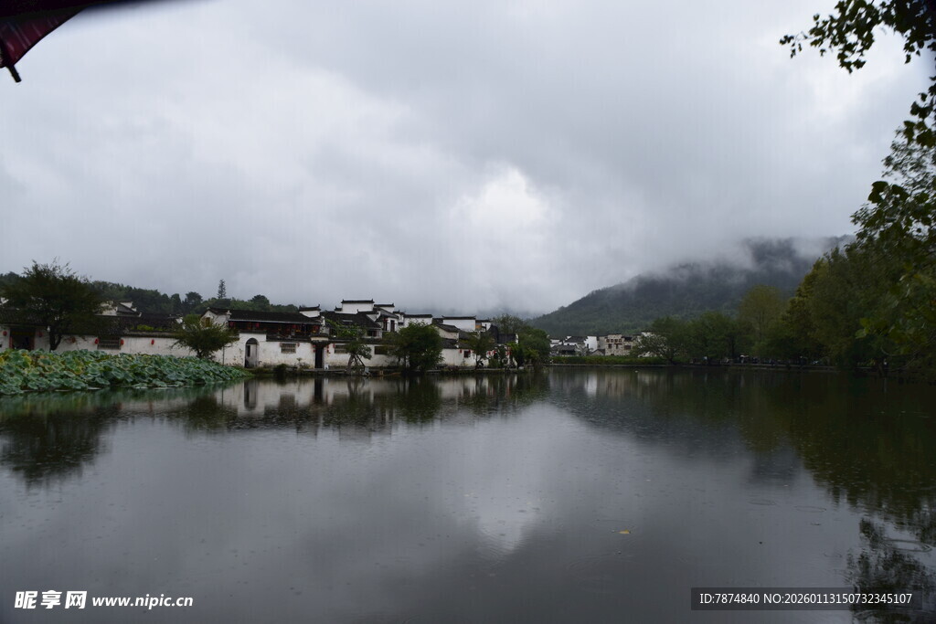烟雨朦胧的宁静水乡景色