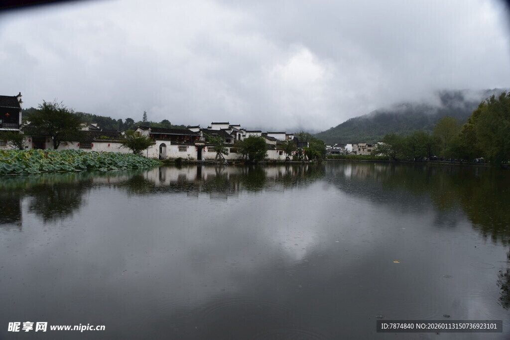 湖畔村落 静谧山水倒影