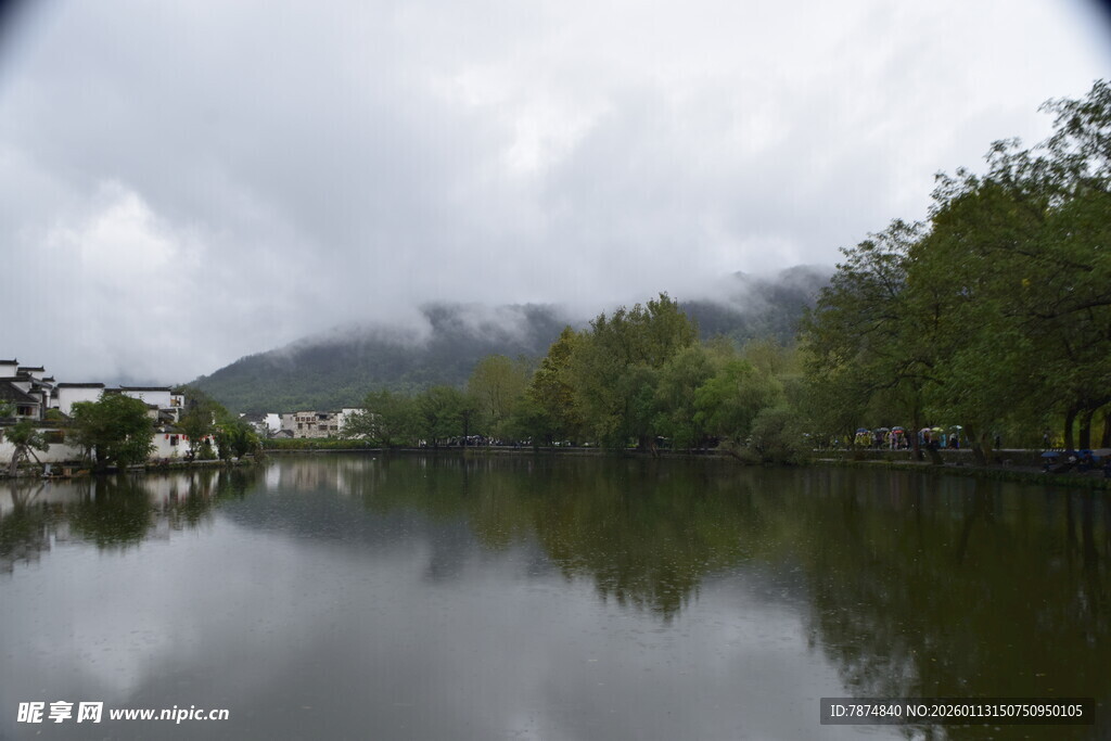 湖畔云雾缭绕的静谧风光
