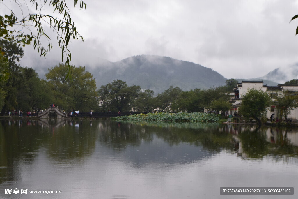 云雾缭绕的湖畔风光