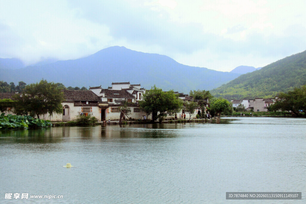 湖畔古村 远山近水好风光
