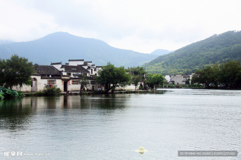 湖畔古村 山水相映成趣