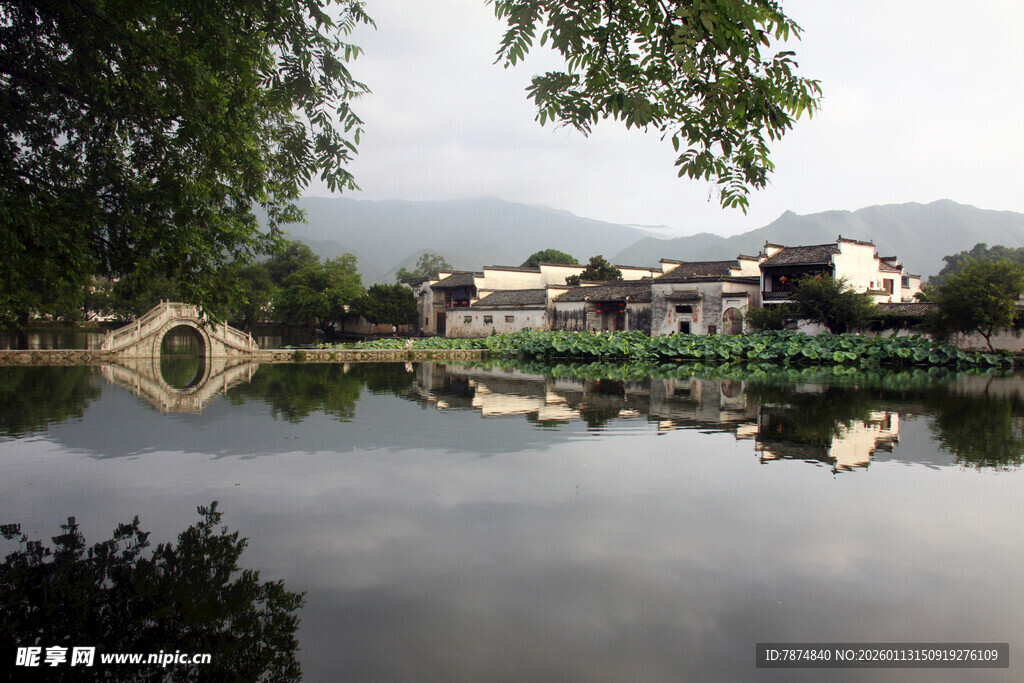江南水乡宁静湖景倒影