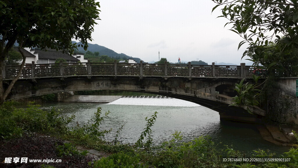 河畔石桥风景