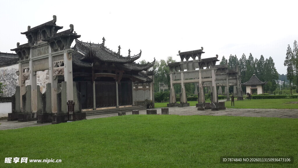 中式古典牌坊 绿草相伴