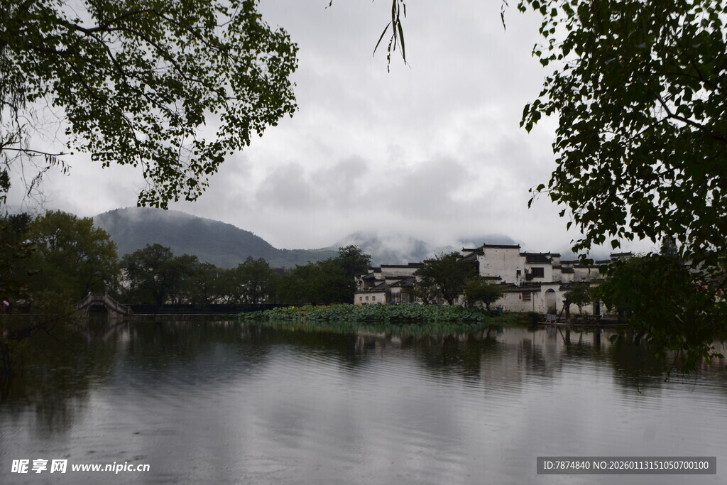 湖畔村落 云雾缭绕之景