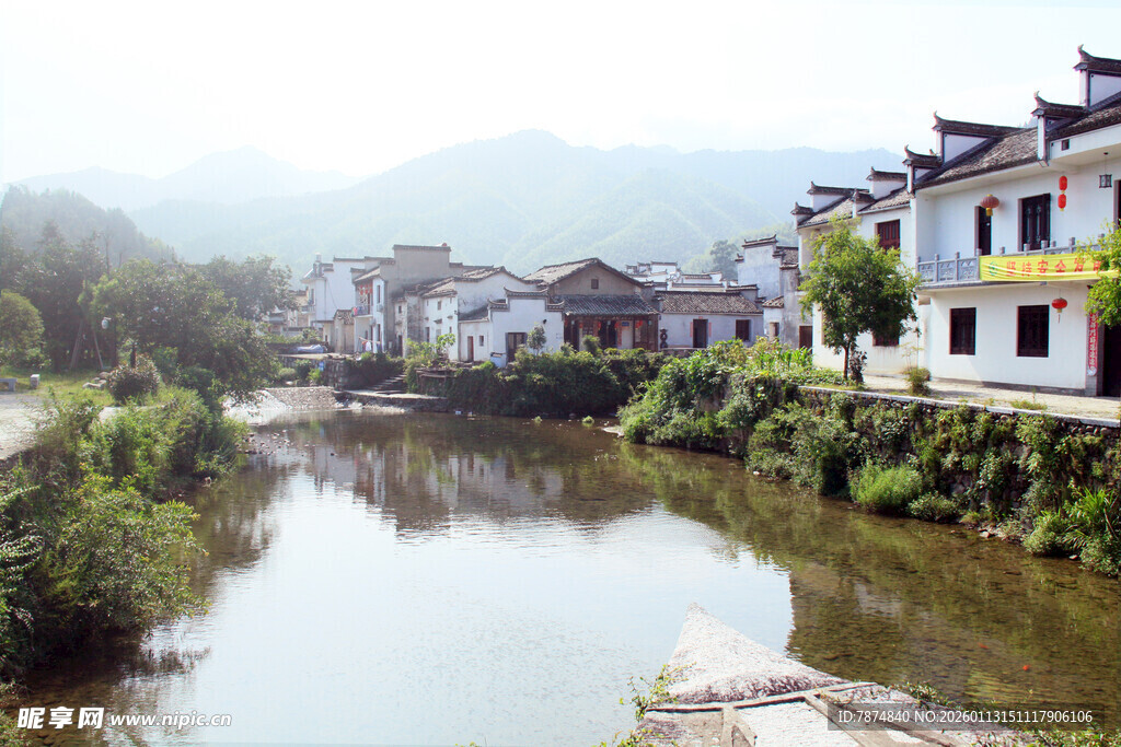 江南水乡村落河畔美景