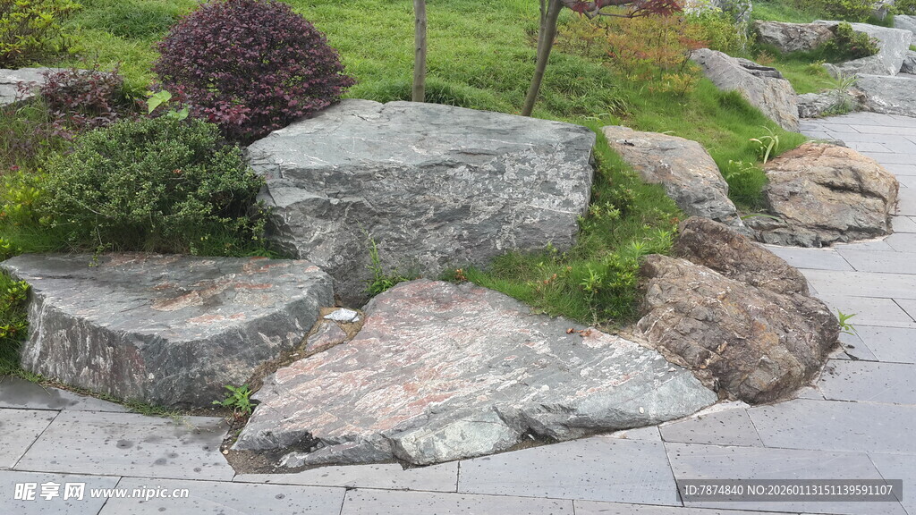 庭院中的自然风景观石
