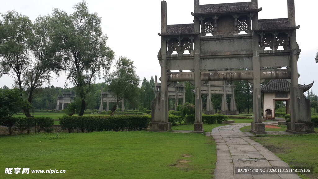 古朴牌坊屹立于绿意之中