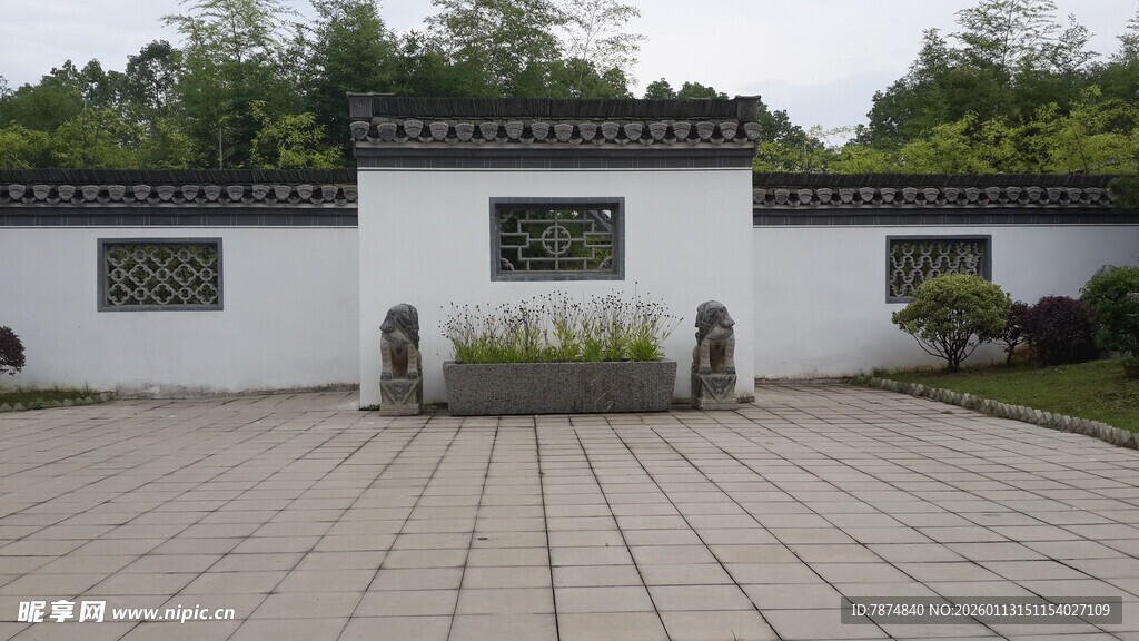 中式庭院白墙绿植景观