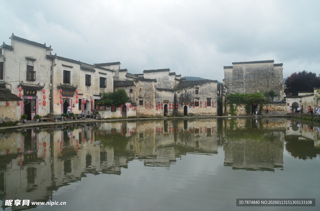 水乡古村 宁静水面映建筑