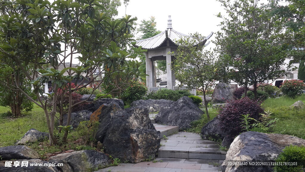 中式园林景观中的石径凉亭