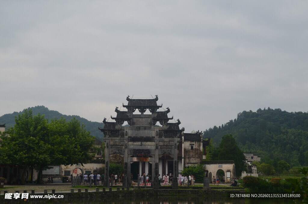 中式古典牌坊 青山环绕