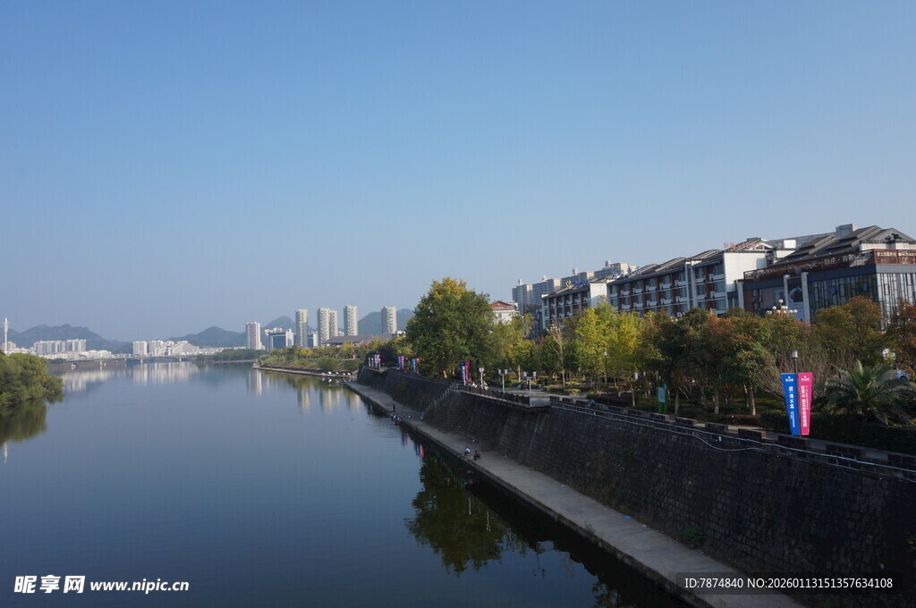 河畔城镇风光