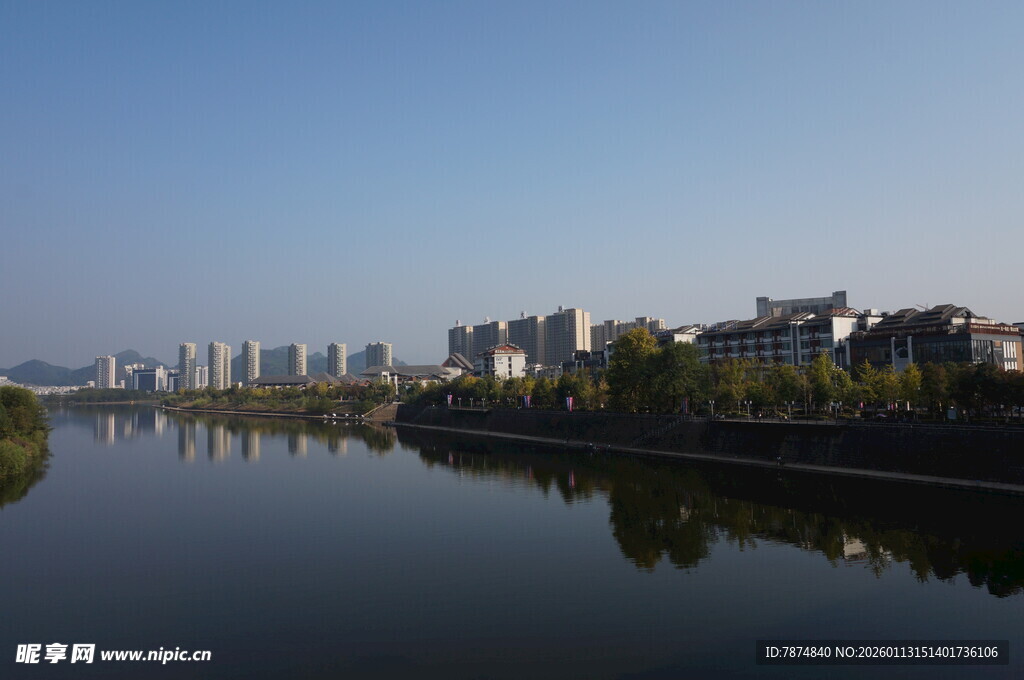 河畔城市风光 宁静美好