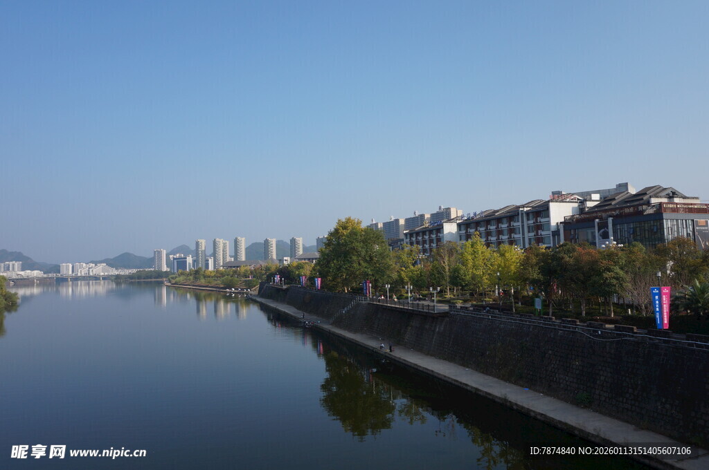 河畔城市风光