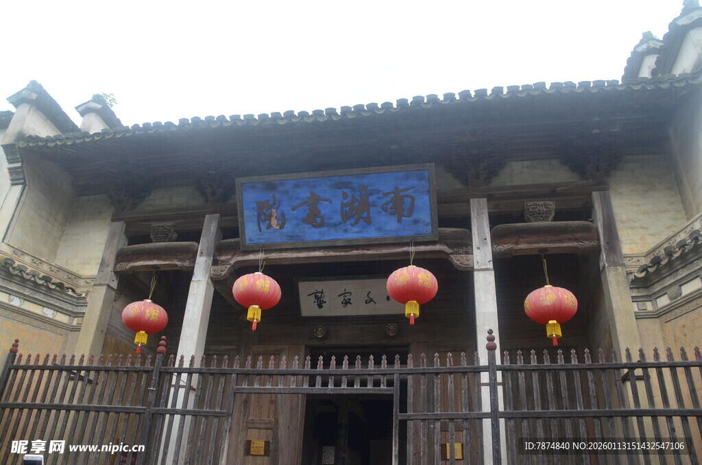 中式古建大门挂红灯笼