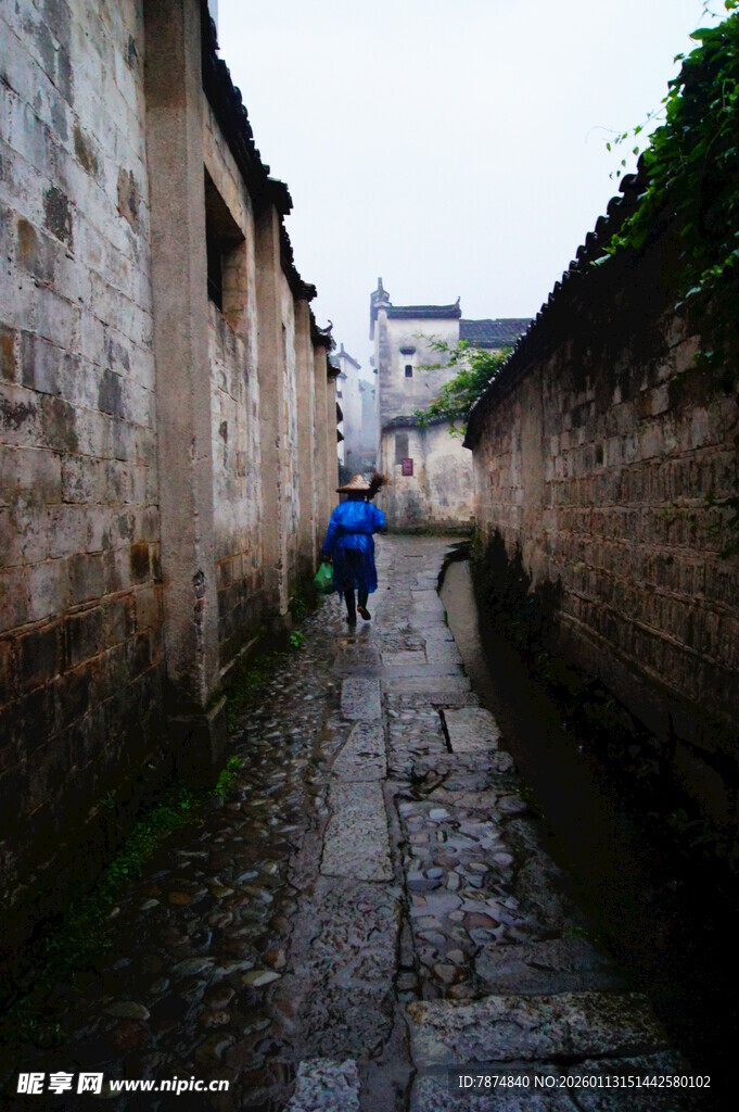古巷中独行的身影