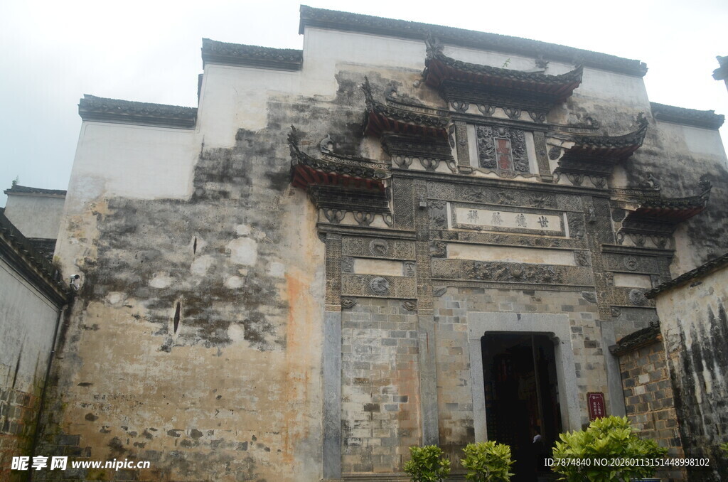 古老徽派建筑的斑驳之门