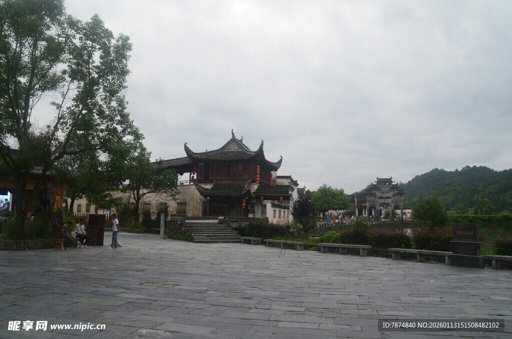 中式古建筑前的开阔广场