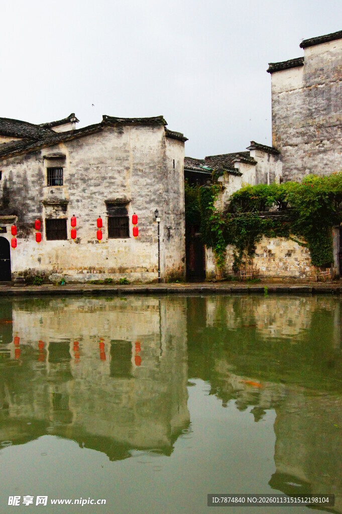 水乡古居映于碧水之上