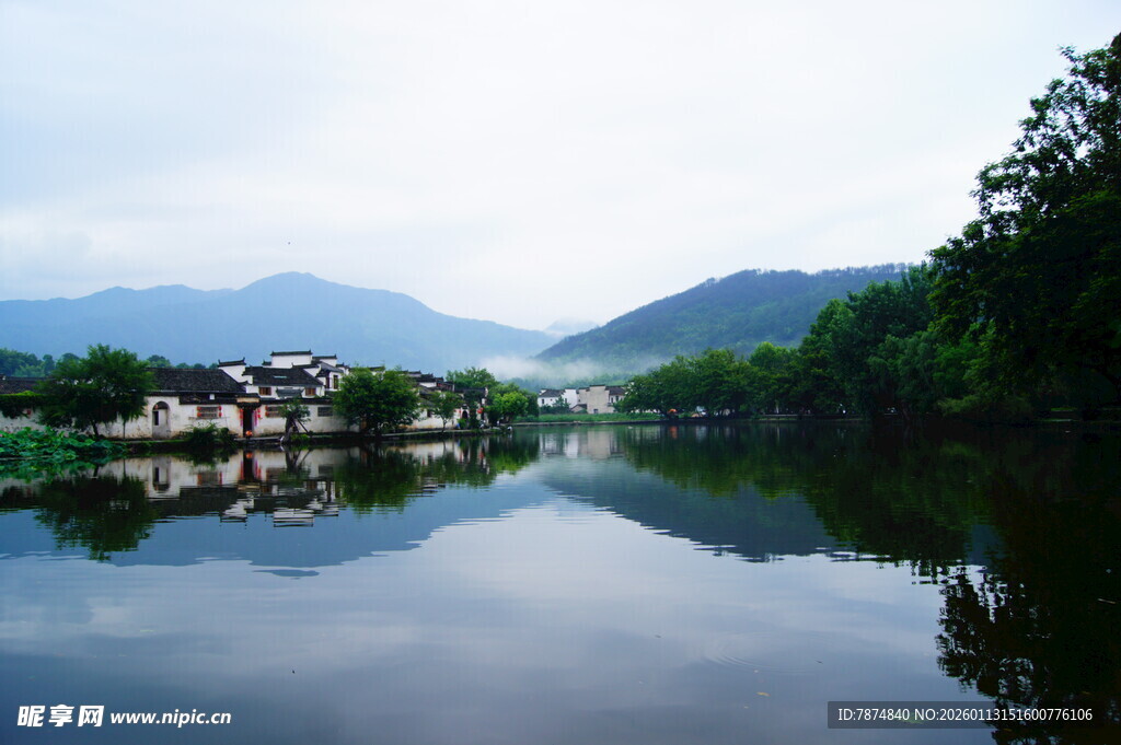宁静山水间的美丽村落