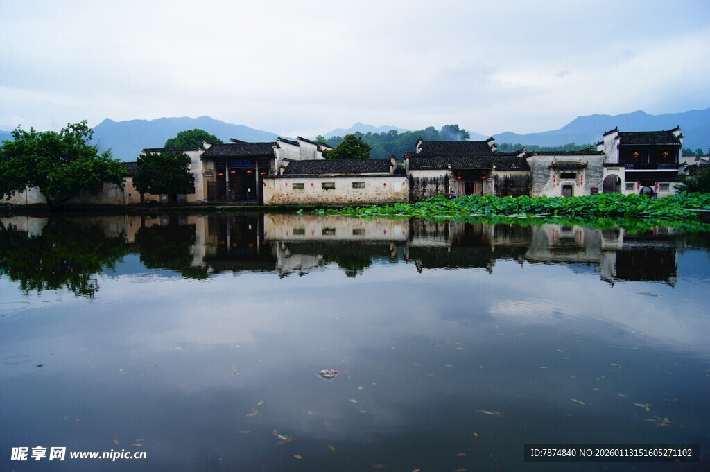 水乡古村倒影如画