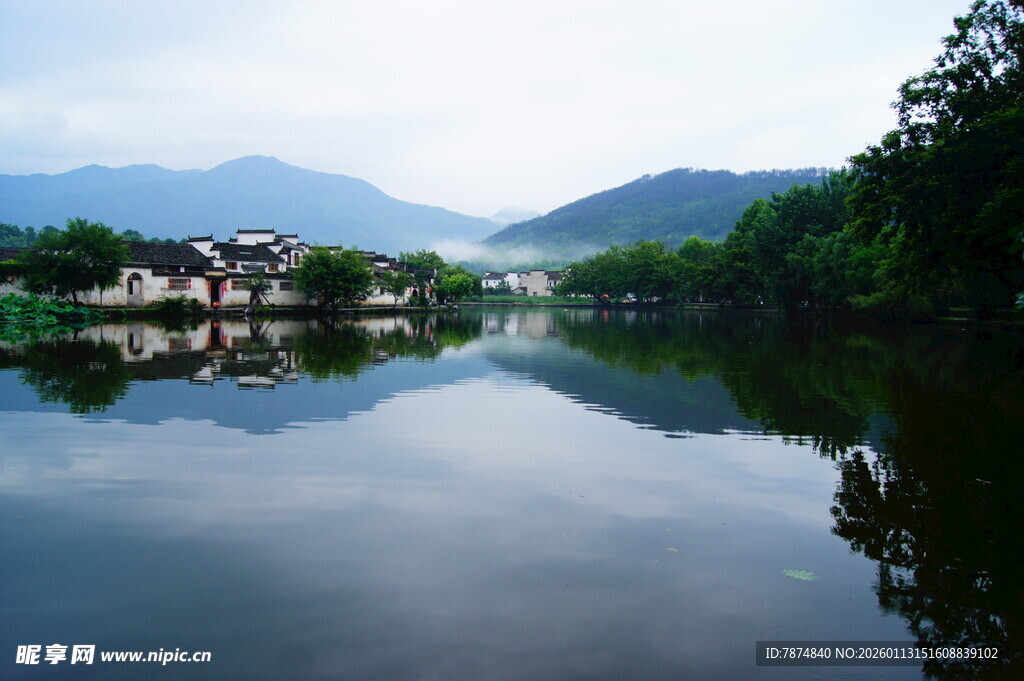 山水相依的宁静湖畔风光