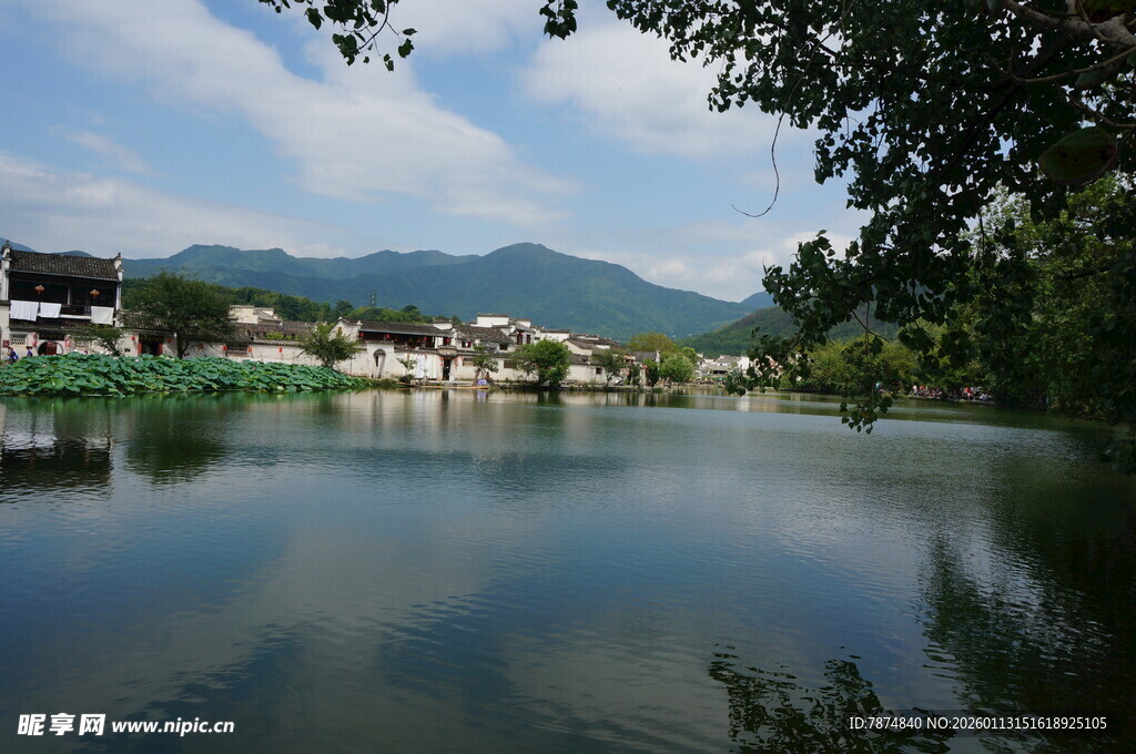 湖畔村落美景