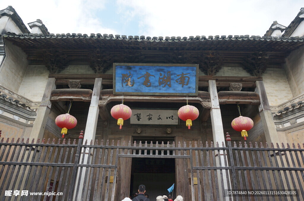 古宅大门悬挂红灯笼