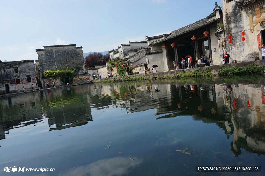 水乡古村倒影美景