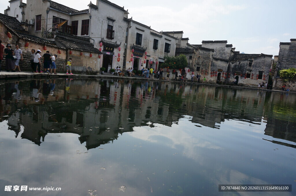 江南水乡古村池塘倒影