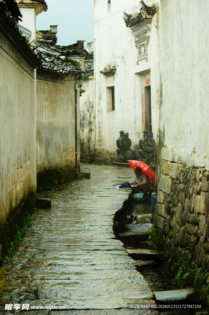 古巷人家 撑伞漫步意韵浓