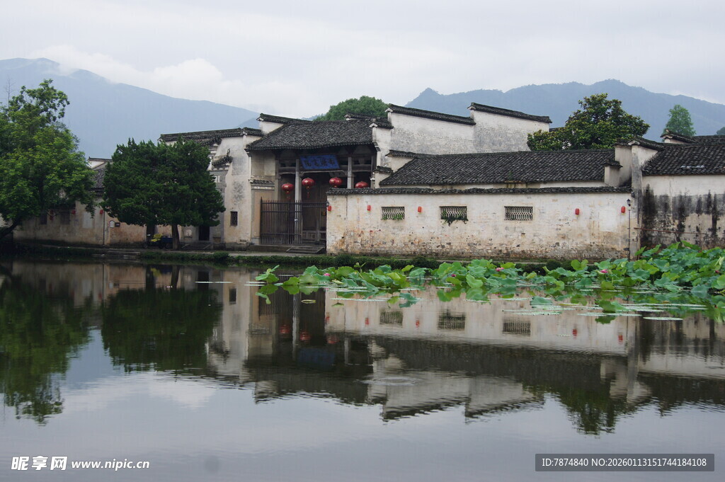 江南水乡荷塘畔古建筑