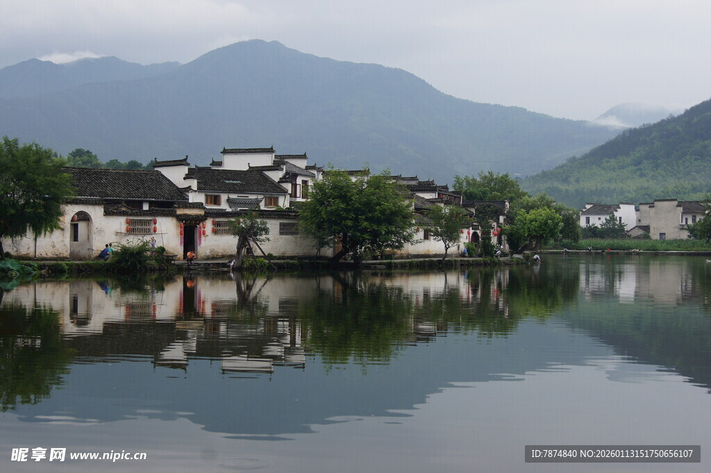 江南水乡湖畔古村落倒影