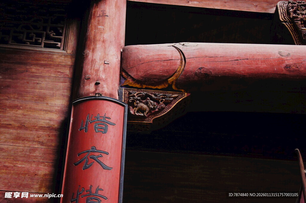 中式古建筑红柱精美雕刻